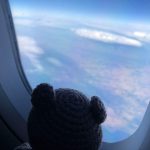 Вязаный медведь Путешественник в самолете