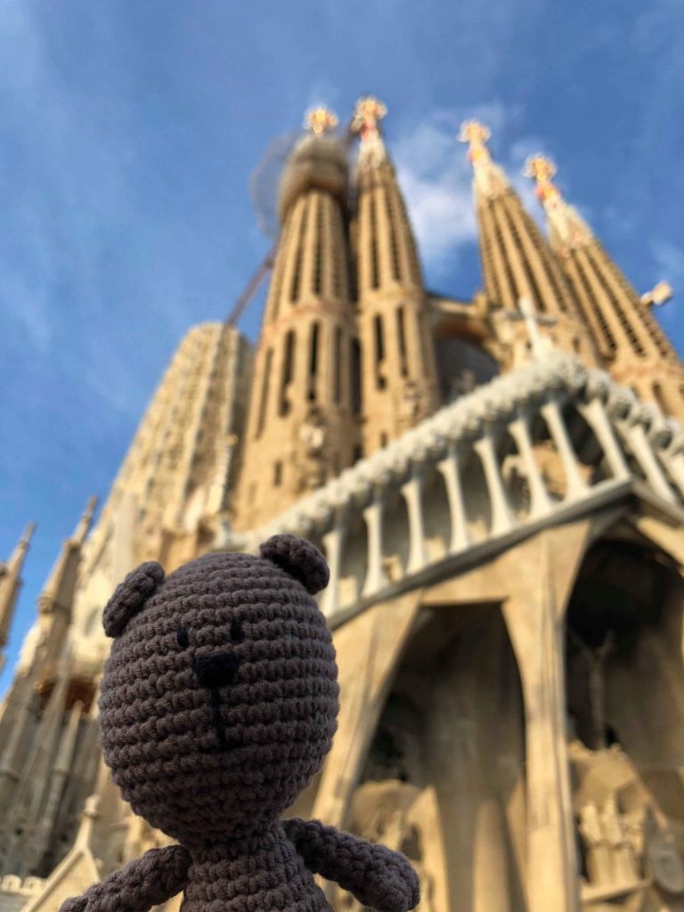 Szydełkowy Miś Podróżnik w Barcelonie, Hiszpania, katedra Sagrada Familia