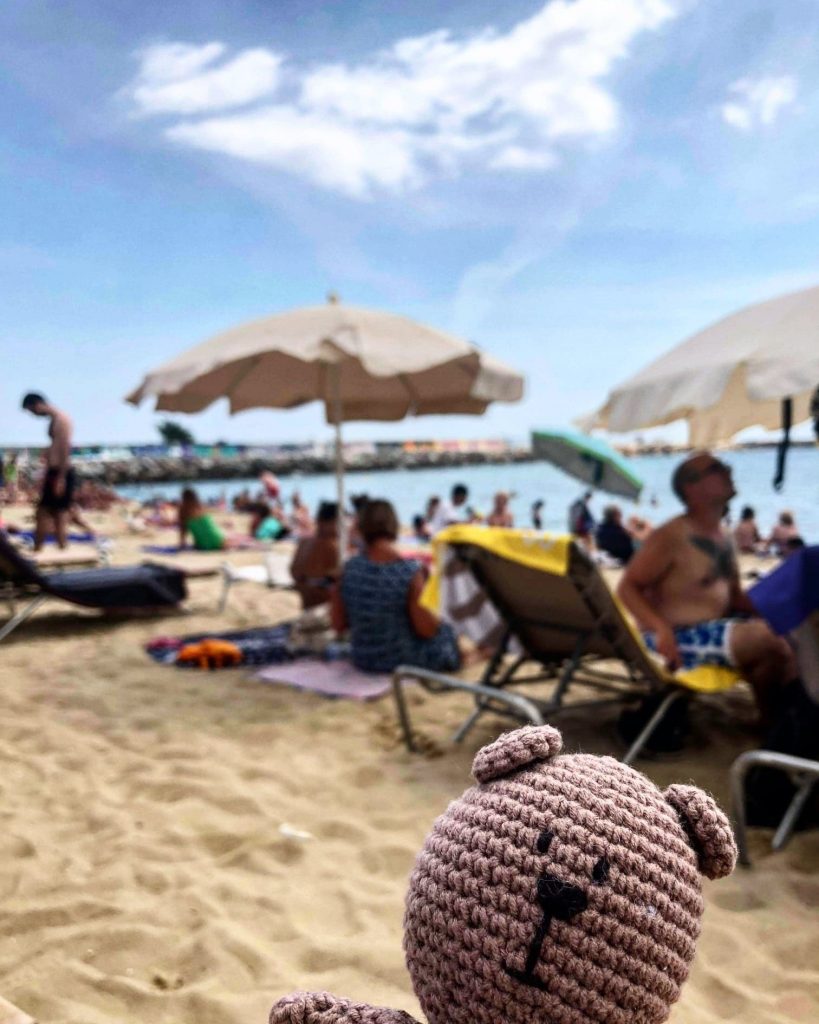 Szydełkowy Miś Podróżnik, plaża w Barcelonie