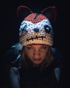 Halloweenowa czapka voodoo lis - darmowy wzór na szydełko