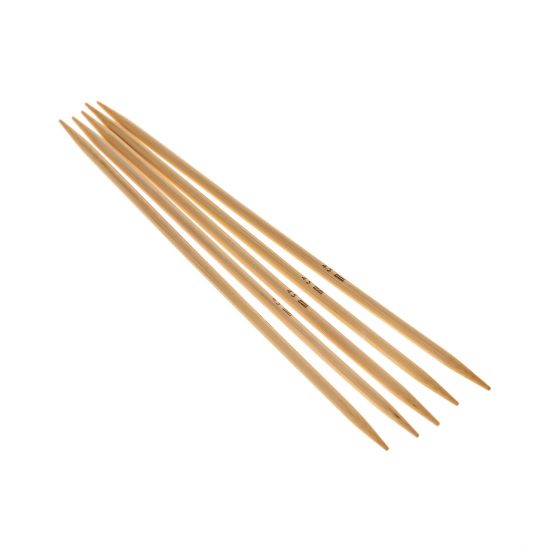 Druty skarpetkowe 4.5mm wykonane z bambusa od firmy SKC. Bambus jest lakierowany i pozbawiony odstających włókien.