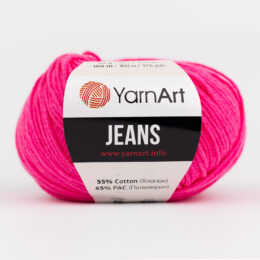 Włóczka Yarn Art Jeans 59 w kolorze różowym neonowym to kultowa propozycja największego tureckiego producenta. Jej skład to mieszanka bawełny z akrylem.