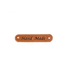 Metka skórzana "Handmade" brązowa z zaokrąglonymi rogami, prostokątna. Idealna do ozdabiania ręcznie wykonanych przedmiotów.