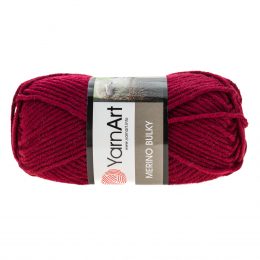 Yarn Art Merino Bulky 577 w kolorze bordowym to cieplutka wełniano-akrylowo włóczka idealna na czapki, swetry, szale czy koce.