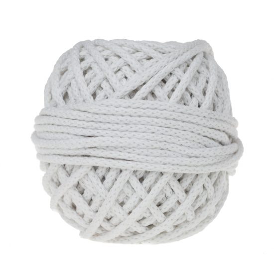 Sznurek bawełniany Bawełenka biała 000 to 100% bawełny w postaci przędzonego sznura o średnicy 5mm. W zwiniętym w kulkę motku jest 50 m.