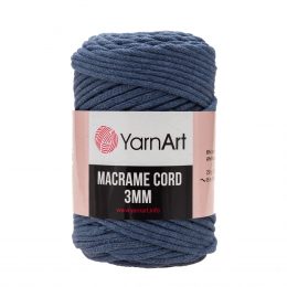 Włóczka Yarn Art Macrame Cord 3 mm 761 jeans to 60% bawełny i 40% poliestru i wiskozy . Jej najbardziej charakterystyczną cechą jest przędzona struktura.