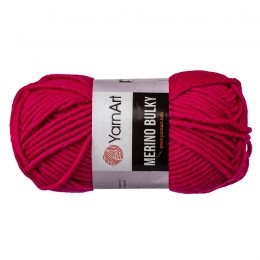 Yarn Art Merino Bulky 8041 to super ciepła włóczka w kolorze fuksji idealna na szaliki, czapki, czy ciepłe kapcie. Akryl z wełną, 100g/100m