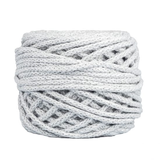 Sznurek bawełniany Bawełenka jasna szara 075 to 100% bawełny w postaci przędzonego sznura o średnicy 5mm. W zwiniętym w kulkę motku jest 50 m.