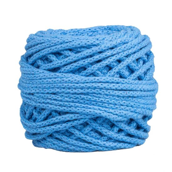 Sznurek bawełniany Bawełenka niebieska 480 to 100% bawełny w postaci przędzonego sznura o średnicy 5mm. W zwiniętym w kulkę motku jest 50 m.