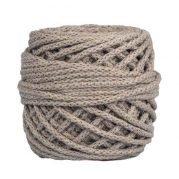 Sznurek bawełniany Bawełenka lniana 700 to 100% bawełny w postaci przędzonego sznura o średnicy 5mm. W zwiniętym w kulkę motku jest 50 m.