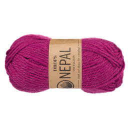 Drops Nepal 8910 malina to mieszanka wełny Peruvian Highland wool (65%) oraz superfine alpaca (35%). 50g/ ok. 75m