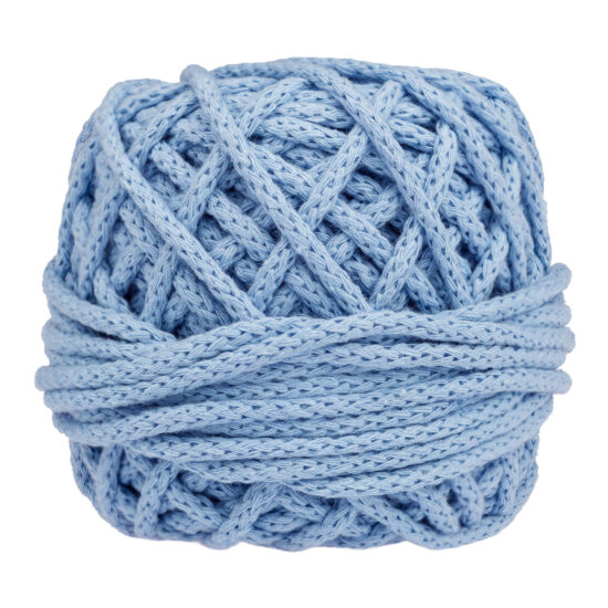 Sznurek bawełniany Bawełenka błękitna 400 to 100% bawełny w postaci przędzonego sznura o średnicy 5mm. W zwiniętym w kulkę motku jest 50 m.