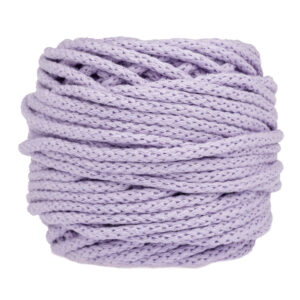 Sznurek bawełniany Bawełenka lawenda 500 to 100% bawełny w postaci przędzonego sznura o średnicy 5mm. W zwiniętym w kulkę motku jest 50 m.