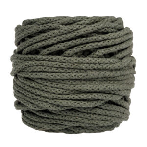 Sznurek bawełniany Bawełenka khaki 670 to 100% bawełny w postaci przędzonego sznura o średnicy 5mm. W zwiniętym w kulkę motku jest 50 m.