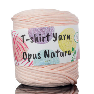  Sznurek T-shirt Yarn łosoś Opus Natura to koszulkowy sznurek z bawełny z recyklingu. Idealny do dziergania torebek, puf, itd.