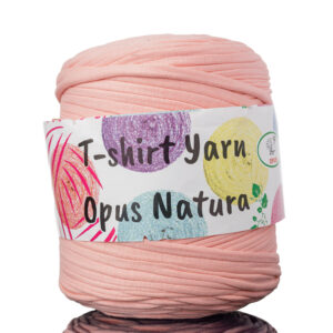  Sznurek T-shirt Yarn róż Opus Natura to koszulkowy sznurek z bawełny z recyklingu. Idealny do dziergania torebek, puf, itd.