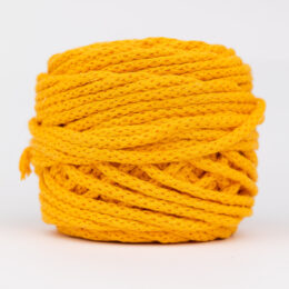 Sznurek bawełniany Bawełenka żółta 260 to 100% bawełny w postaci przędzonego sznura o średnicy 5mm. W zwiniętym w kulkę motku jest 50 m.