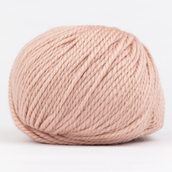 Nako Peru 10722 to cudna mieszanka premium akrylu, wełny i alpaki w kolorze pudrowego różu. 100g/130m. Doskonała na czapki, szale i swetry.