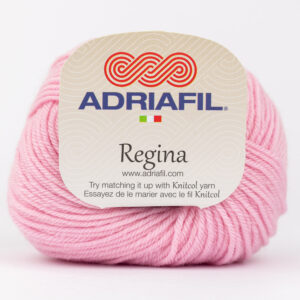 Adriafil Regina 03 w kolorze jasnego różu to mięciutka wełna z merynosa superwash. Idealna dla dzieci i nie tylko. Motek 50g ma 125m.