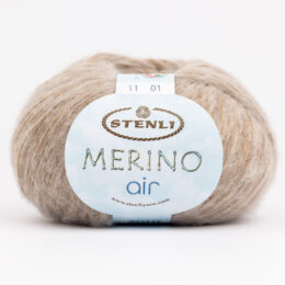 Stenli Merino Air 11 to miękka mieszanka z merynosem w kolorze cappuccino. Idealna na zwiewne sweterki i szale. 50g/220m.