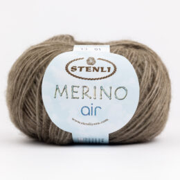 Stenli Merino Air 13 to miękka mieszanka z merynosem w kolorze orzechowym. Idealna na zwiewne sweterki i szale. Motek 50g/220m.